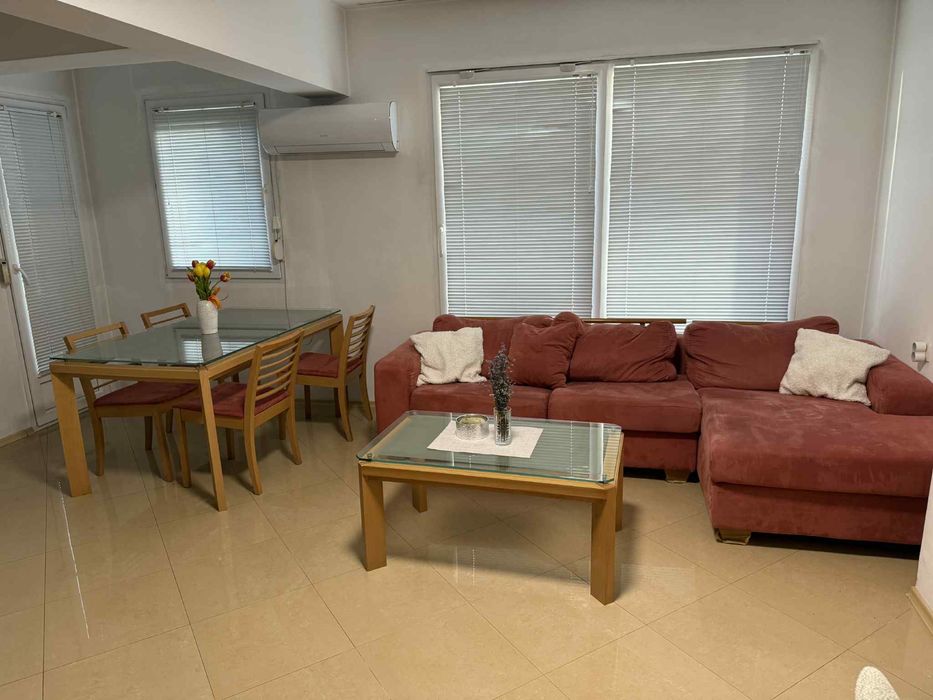 Комплект диван ,трапезна маса ,столове и малка маса