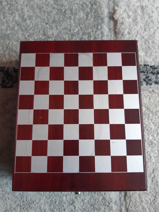 СЕТ - комплект за шах и вино (аксесоар)