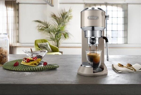 Рожковая кофеварка DeLonghi EC885. BG бежевый, 1300Вт, 15Бар