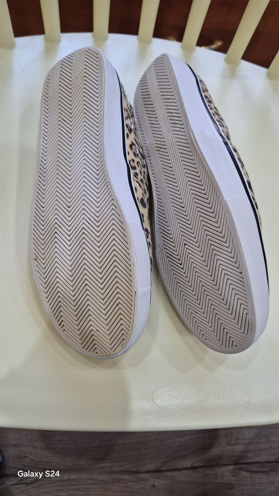 Vând teniși Animal Print