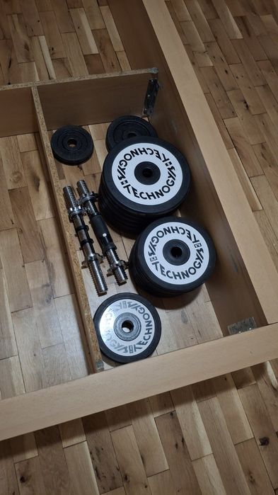 Продавам Technogym комплект тежести 77.5 кг – отлични дискове и дъмбел