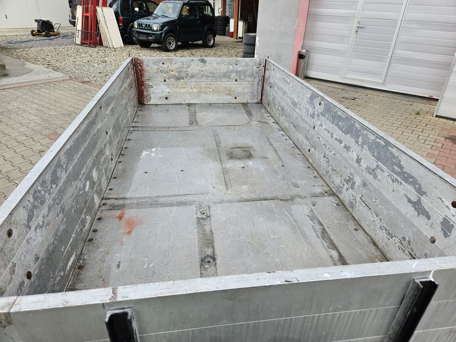 Remorcă basculabil in trei părți după tractor japonez