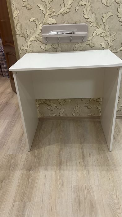 Продадим Стол белый