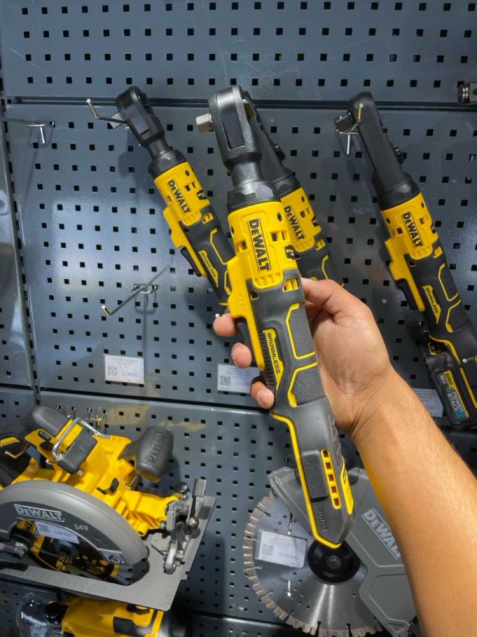 Аккумуляторный угловой гайковерт DeWALT DCF513N-XJ