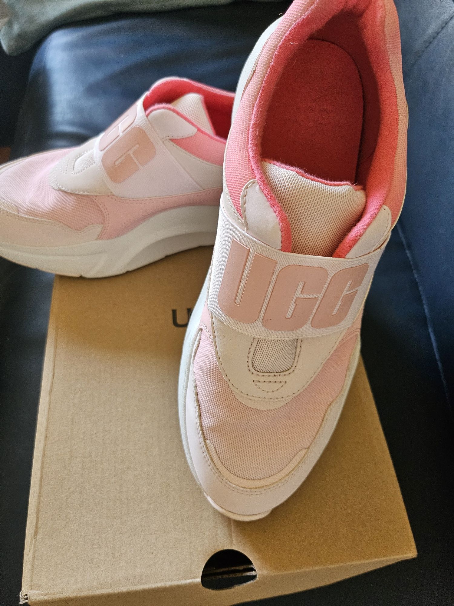 Бледо розови UGG