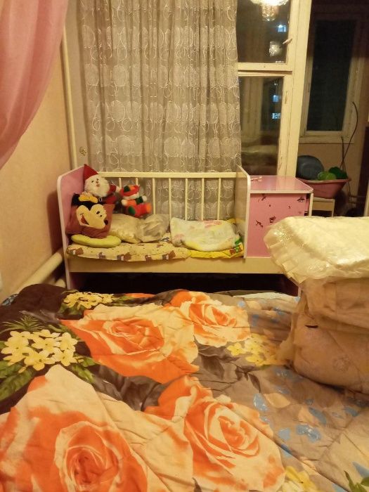 розовый яркий детский кровать