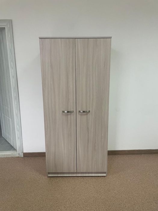 Мебель в офис. Столы разные и шкаф