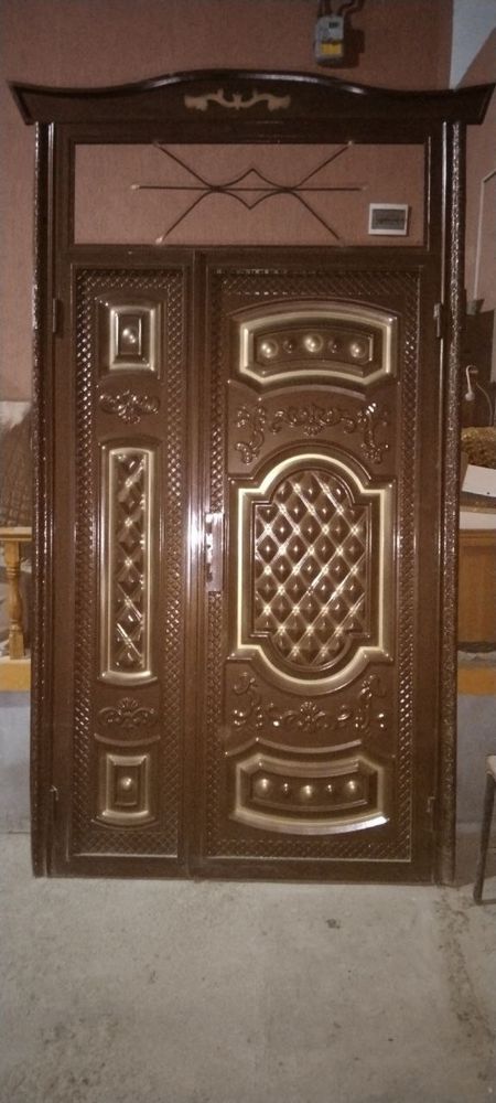 Yangi eshik sotiladi hali ishlatilmagan uyda turibdi .