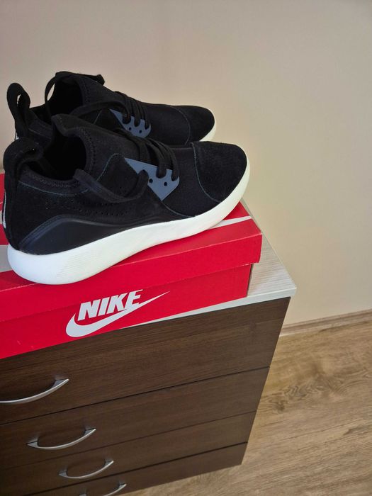 Маратонки NIKE чисто нови