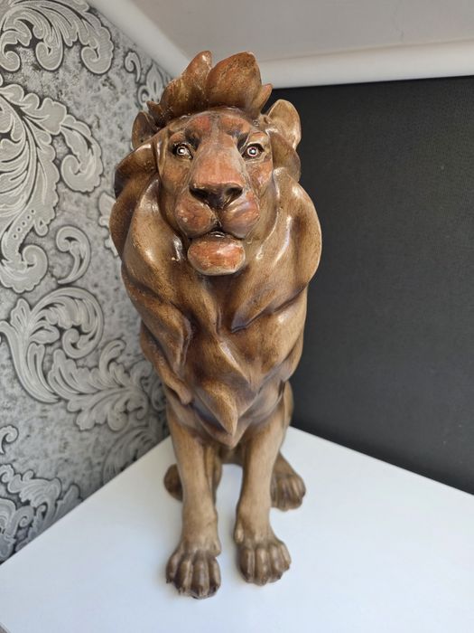 Декоративни лъв и глобус