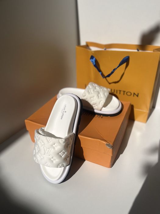 Slapi Louis Vuitton noi la cutie , marimea 38