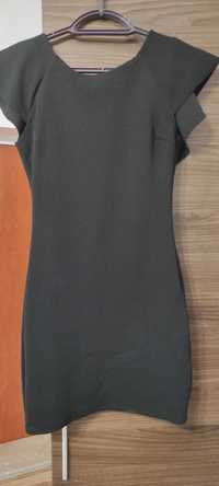 Черна рокля с гол гръб