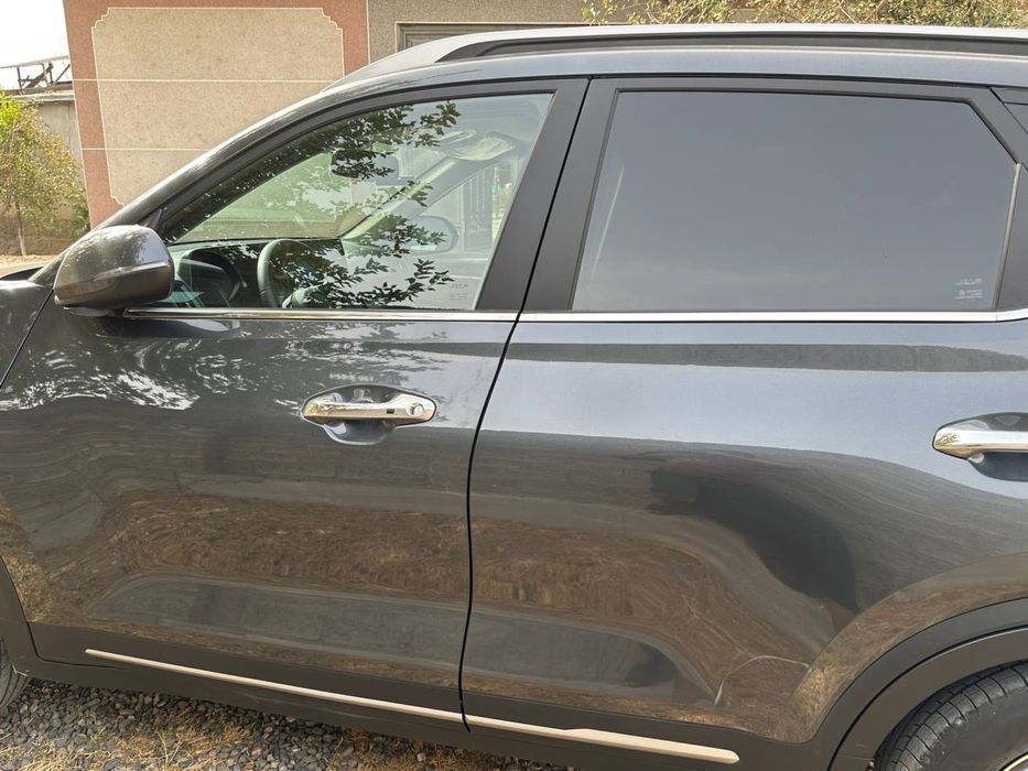 Kia Sonet mokriy asfalt