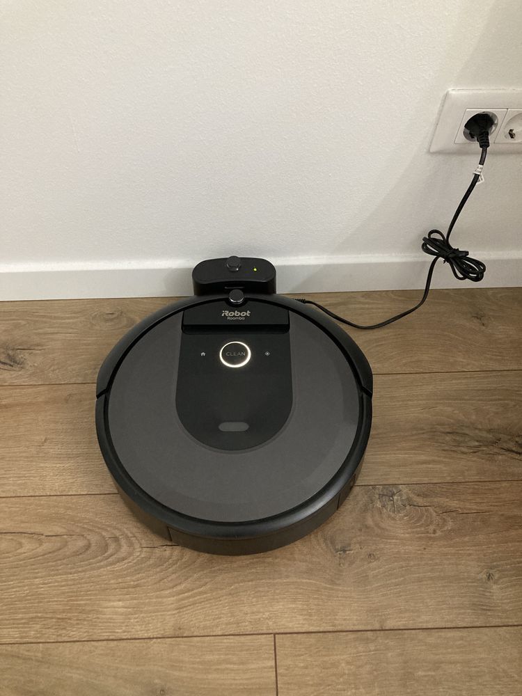 Robot de aspirare iRobot Roomba i7
