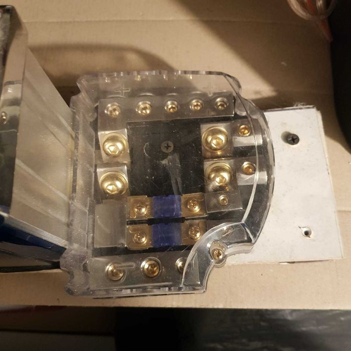 Condensator auto 6.0 Farazi cu voltmetru digital + bloc distribuție