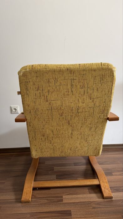 2 броя фотьойли с дървени извивки – супер удобни и стилни