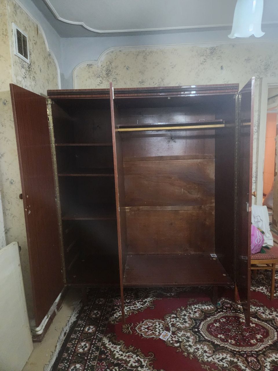 Срочно недорого продаётся мебель шифонер сержант и шкаф для прихожей.