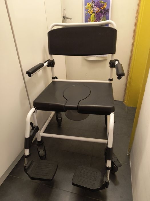 Инвалиден стол тоалетна