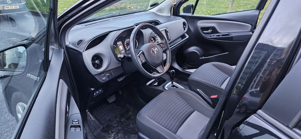 Toyota Yaris Hybrid, fără accidente, în garanție, înmatriculată
