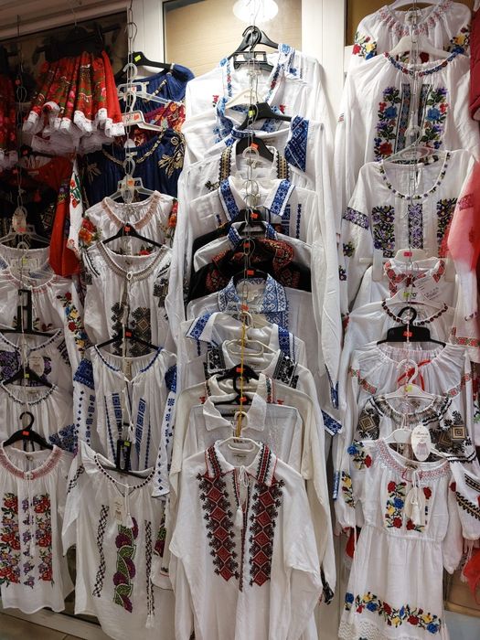 Ii copii,dama, barbati. Motive populare cusute. Timisoara. Super preț.