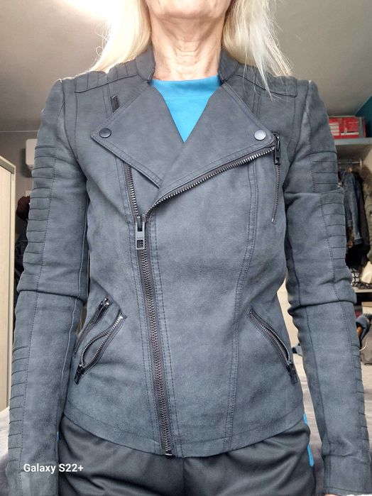 Продавам сако от изкуствена кожа