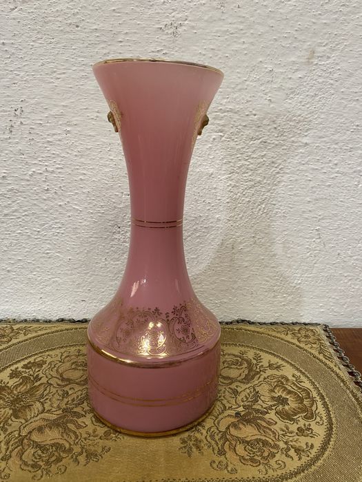 Италианска  розова ваза от разтопено стъкло и орнаменти от злато