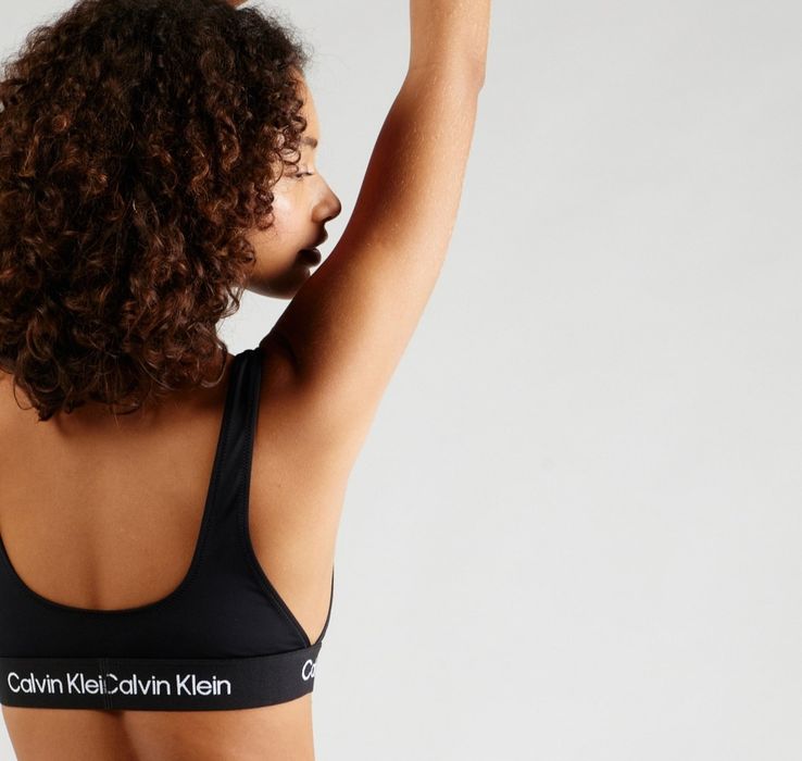 Продавам горнище бански на марката Келвин Клайн.