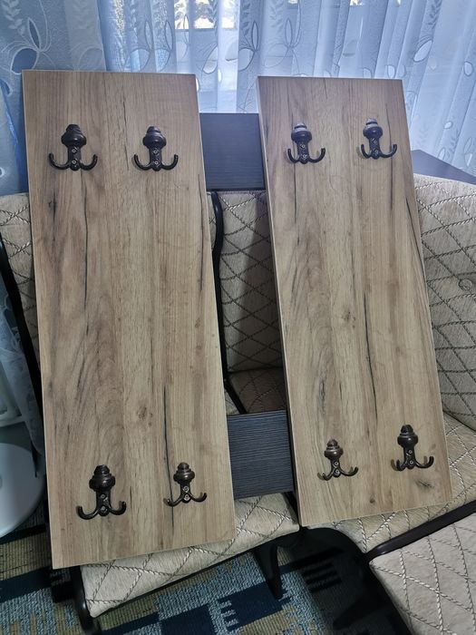 Colțar +2 buc tabureti +cuier de perete