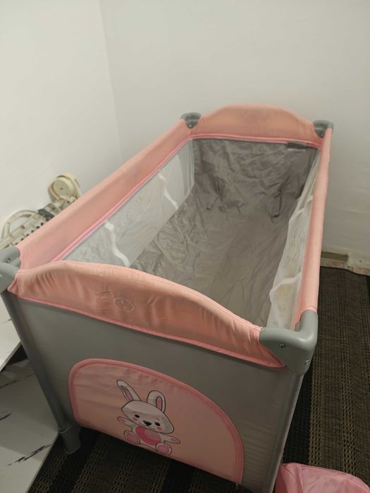Pătuț roz bebelusi