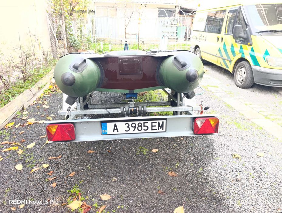 Лидка с колесар двигател и жилетки