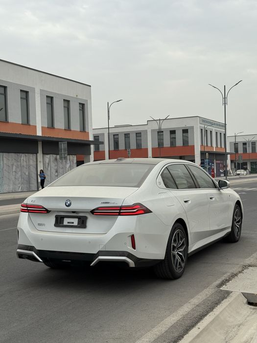 BMW i5 35L (eDrive 35L) bez prabeg chegirma narxlarda