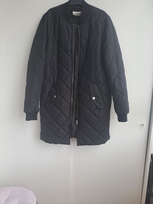 Geaca matlasata neagră