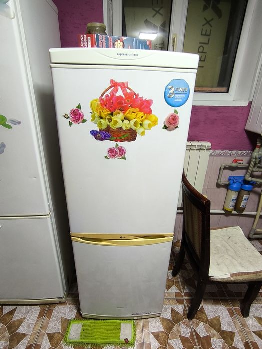 Холодильник. В рабочем состоянии.  Высота примерно 1.6.м