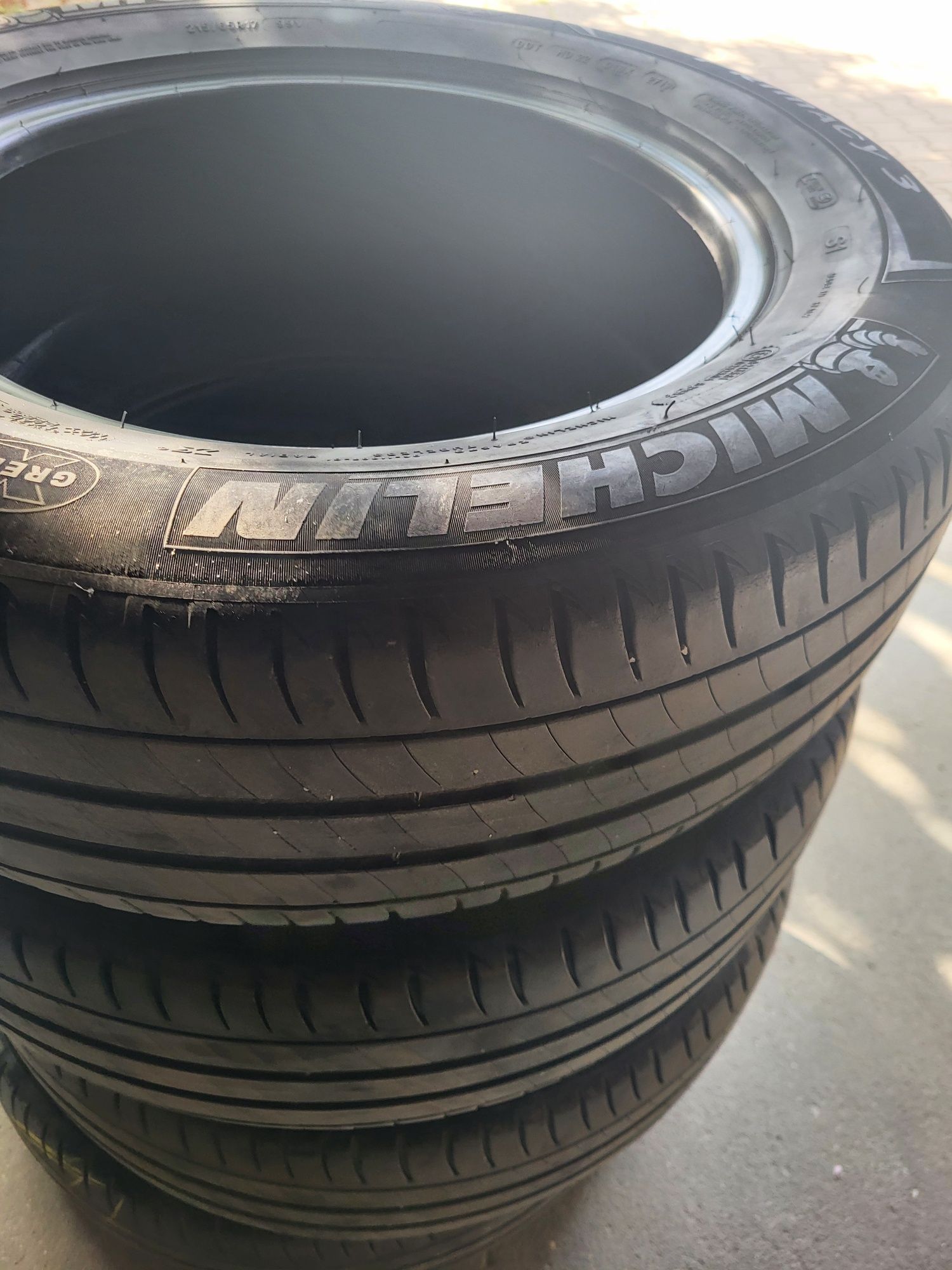 Vând cauciucuri MICHELIN 215/65 R17