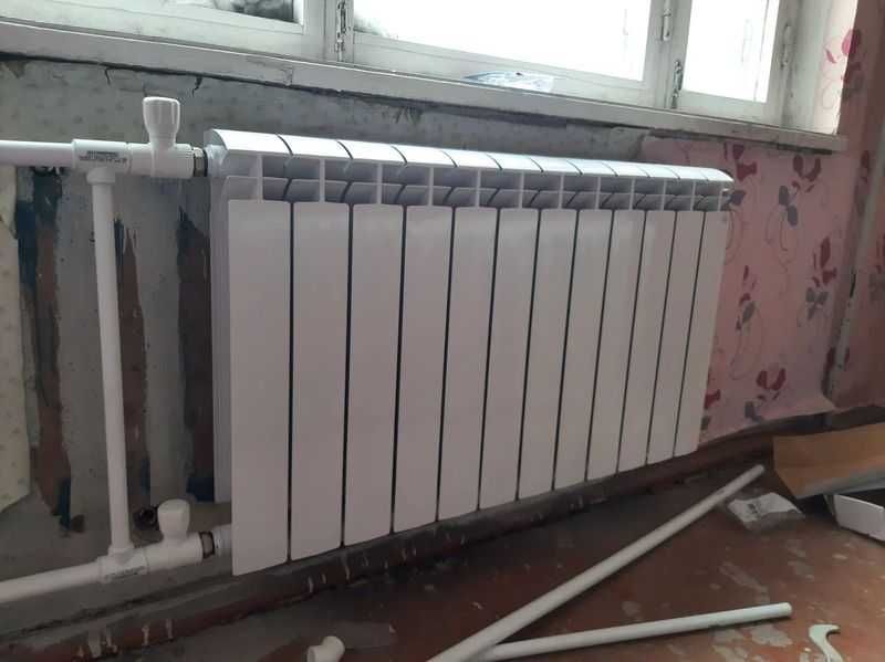 Установка радиатора отопления батареи сантехник