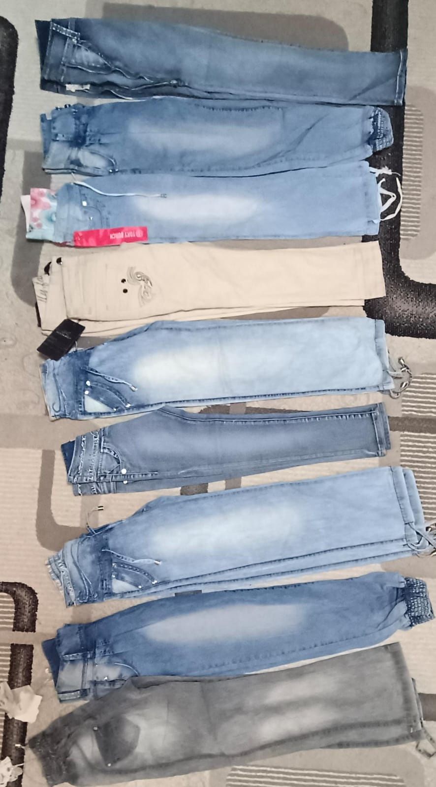 Продам джинсы на девочек новые