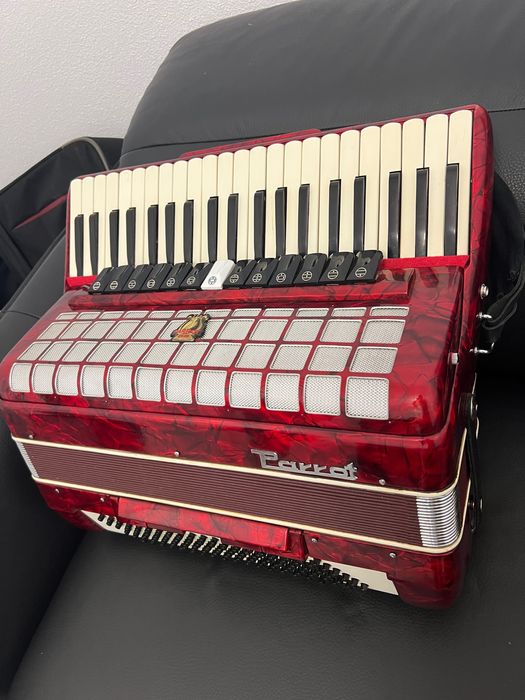 Vând acordeon Parrot