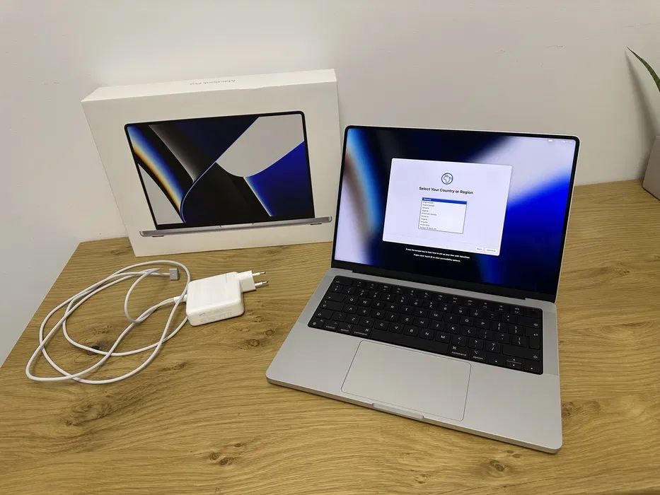 Macbook pro 14” cu procesor M1