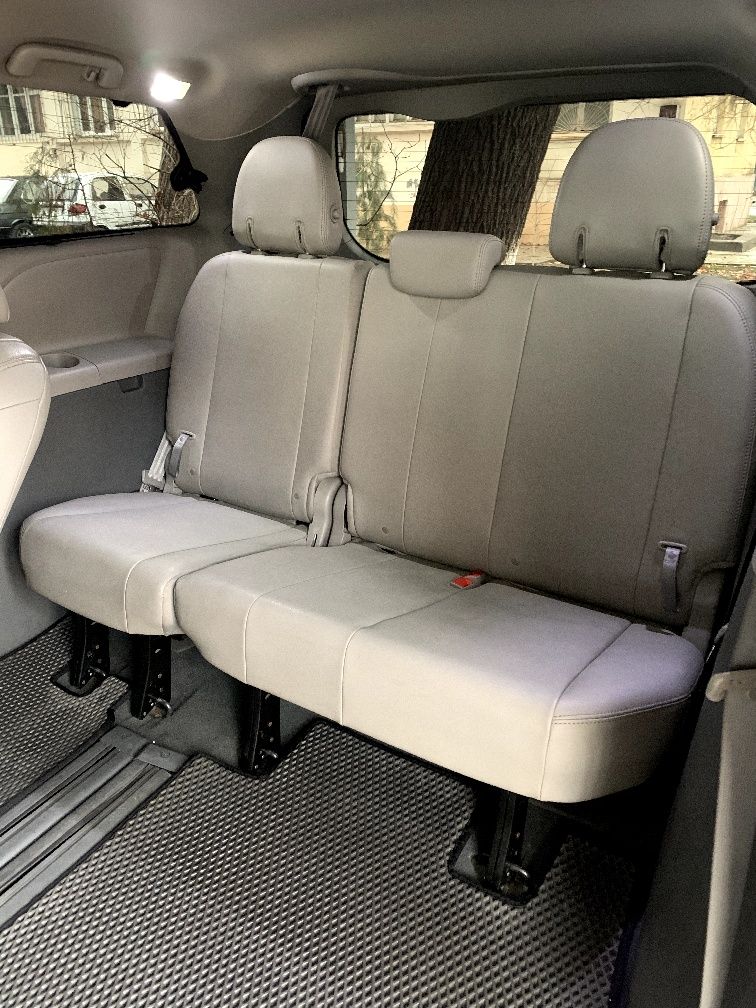 Toyota Sienna minivan XLE 2019