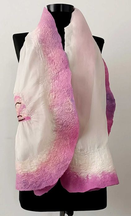 Филцов , ръчно изработен шал чрез мокро плъстене