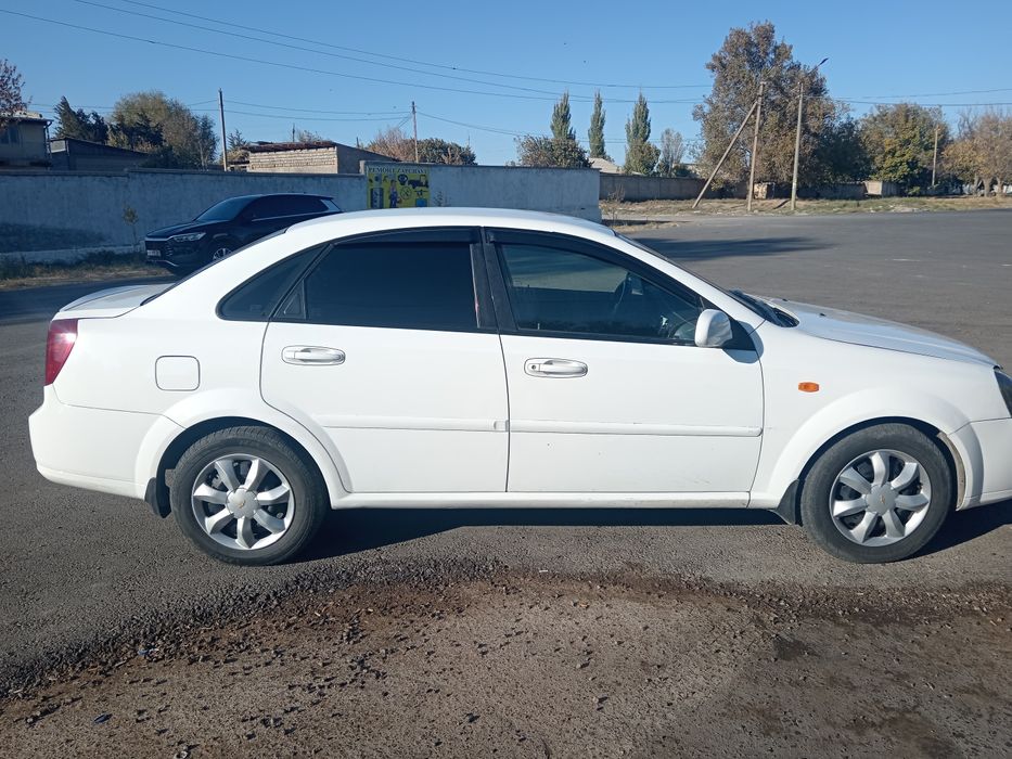 Ласетти 1/8 сотилади.