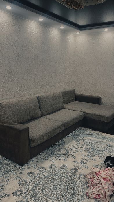 Диван большой на 4-5 человек угловой.покупали за 400тыс