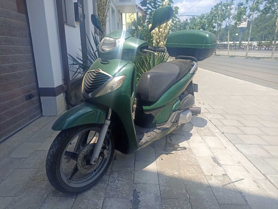 scuter honda sh 125 se conduce cu B
