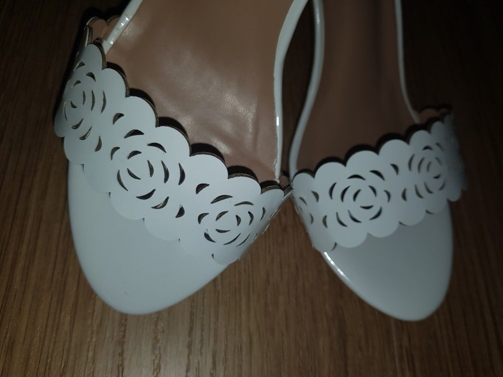 Бели дамски елегантни сандали
