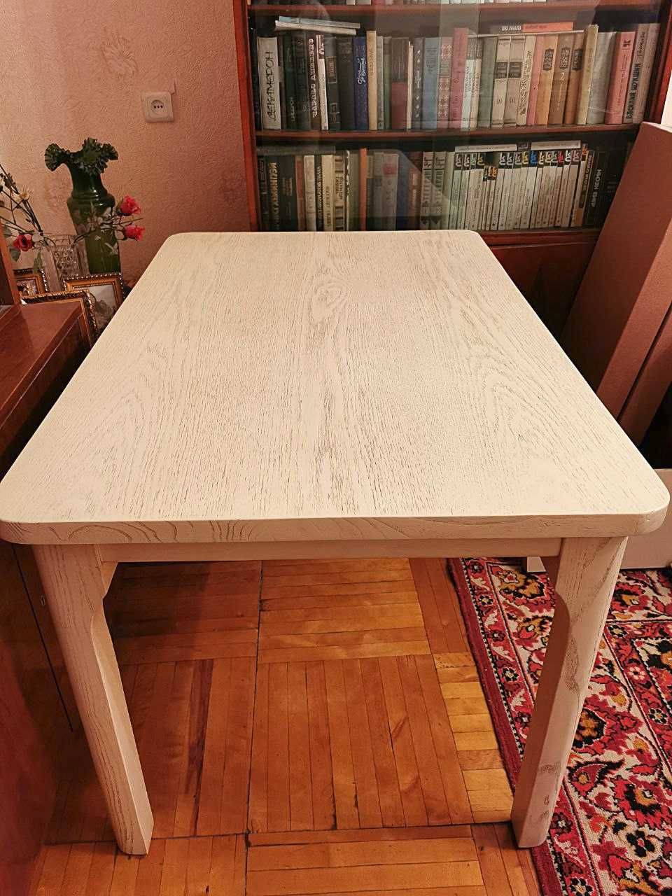 Кухонный гарнитур (стол и стулья) продам