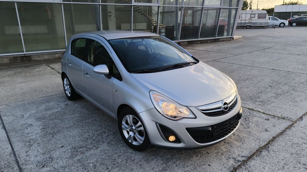 Opel corsa D facelift 2012 1.2 benzină