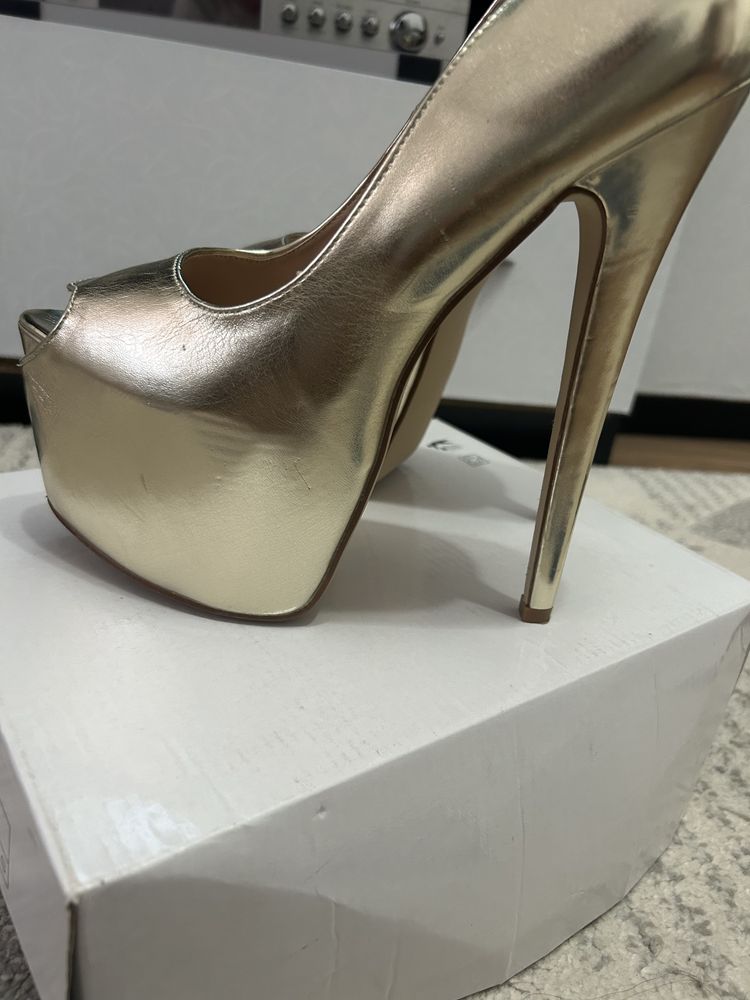 Pantofi auri …….