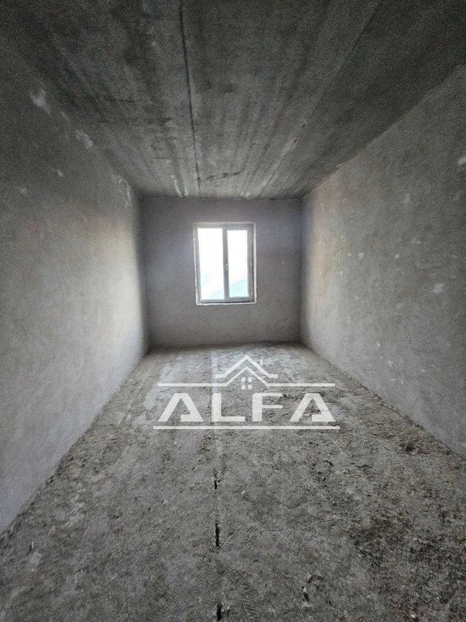 Buxoroda kvartira sotiladi 2 xonali 76m² 3-qavat.