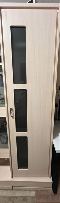 Стильный высокий шкаф в идеальном состоянии, универсальный