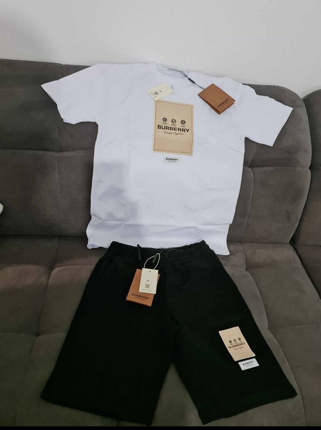 Vând Compleu Burberry